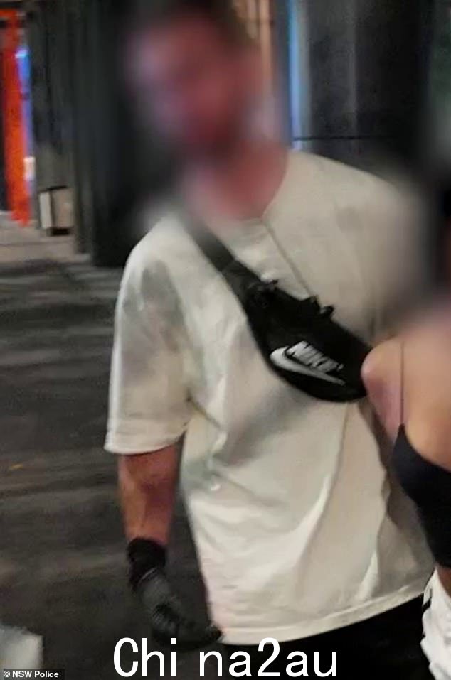 An卧底警察伪装成 eshay,并携带 Nike 腰包逮捕了该女子
