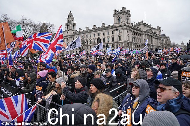 今天数千人聚集在伦敦市中心,呼吁政府采取行动反对日益高涨的反犹太主义