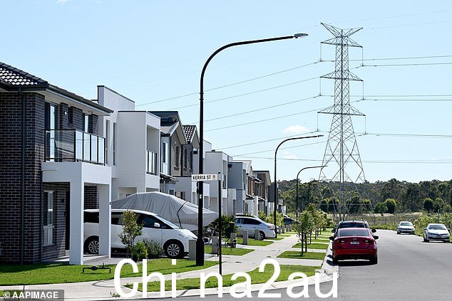 他补充说,类似的集体建造的房屋使新郊区比靠近悉尼中央商务区的郊区缺乏特色(库存图片)