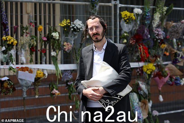 阿达斯以色列犹太教堂的聚集成员,山姆,周一