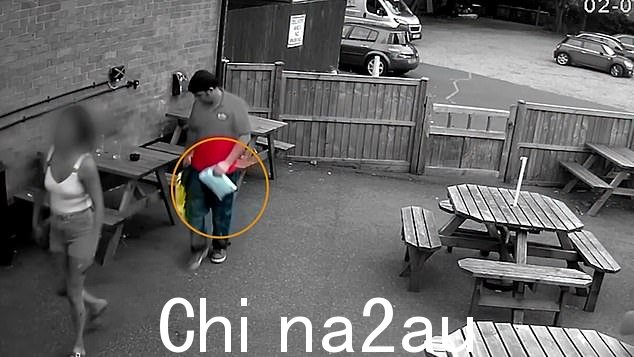 斯图尔特·沃比(右)闭路电视上拍到一个袋子,里面装着用来刺杀受害者的毒品。这个袋子是由 Nueza Cepeda(左)递给他的。” class=