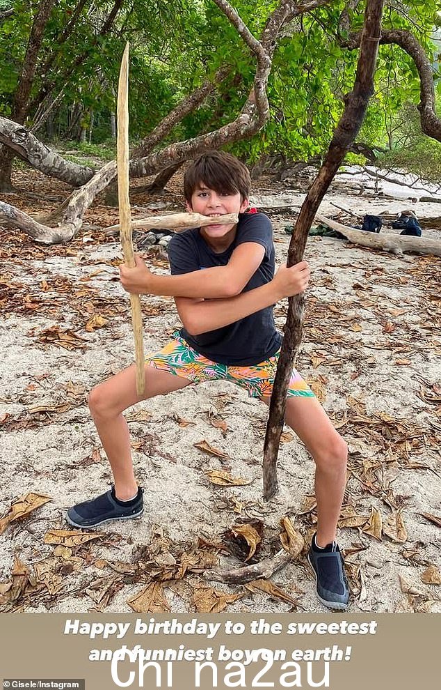 分享在她的 Instagram 故事中的一系列照片中,封面模特赞扬了这位青少年的许多优良品质,她写道:“祝地球上最可爱、最有趣的男孩生日快乐!” class=