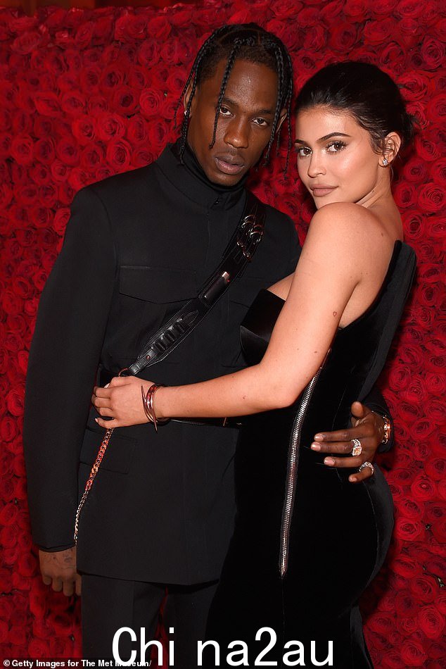 27 岁的詹纳 (Jenner) 于 2018 年 2 月 1 日与当时 33 岁的男友特拉维斯·斯科特 (Travis Scott) 迎来了这个小家伙;图片拍摄于 2018 年 5 月
