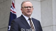 墨尔本犹太教堂在恐怖袭击中遭到燃烧弹袭击后，总理安东尼·阿尔巴内斯 (Anthony Albanese) 打网球被抓