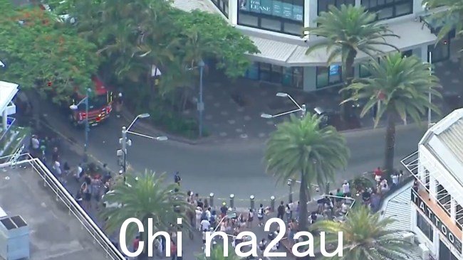 排除下午 6 点 15 分左右,地下爆炸发生后,卡维尔大道、埃尔克霍恩大道、滨海艺术中心和冲浪者天堂大道周围建立了安全区域。图片:昆士兰警方。
