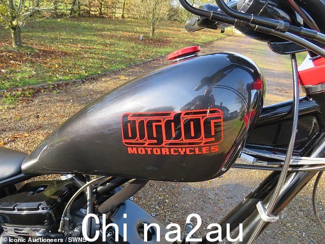 这是由堪萨斯州的 Big Dog Motorcycles 制造,采用“老派”硬尾直升机风格” class=