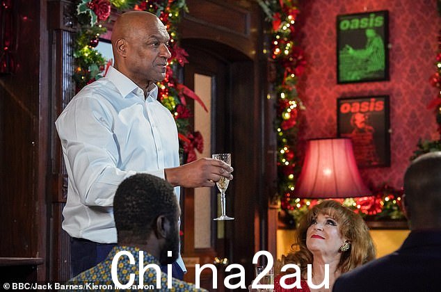 乔治希望他的家人都在他身边,他邀请比尔斯家族和骑士队一起在维多利亚酒店吃圣诞晚餐