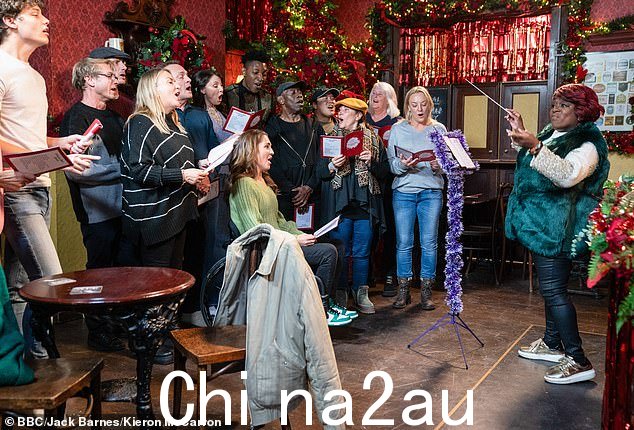 当音乐会在 The Vic 开始时,Kim 在前面指挥歌手,事情并不太按计划进行