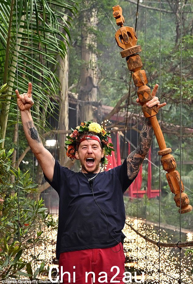 McFly 明星丹尼·琼斯 (Danny Jones) 在周日《我是名人》(I'm A Celebrity) 令人紧张的决赛中加冕丛林之王 - 击败科琳·鲁尼 (Coleen Rooney) 夺得冠军