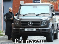 莫莉·梅·海牙 (Molly-Mae Hague) 穿着黑色外套和墨镜，在拍摄全新纪录片《幕后花絮》时显得别致，但在外出时却又收到了一张停车罚单