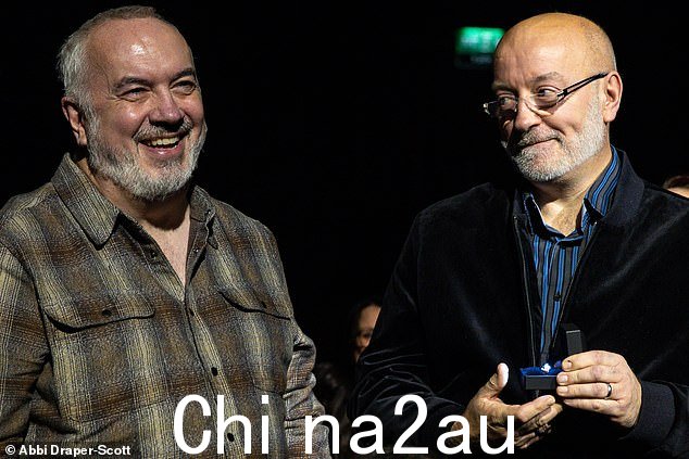 理查德(左)说是后,两个男人互相拥抱,并受到喜剧女主角和她的特邀嘉宾旺卡的祝贺演员汤姆·戴维斯
