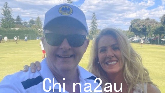 总理安东尼·艾博内塞 (Anthony Albanese) 因决定优先考虑在珀斯打网球,而不是参观在恐怖事件中被烧毁的墨尔本犹太教堂。图片:《澳大利亚人报》size=