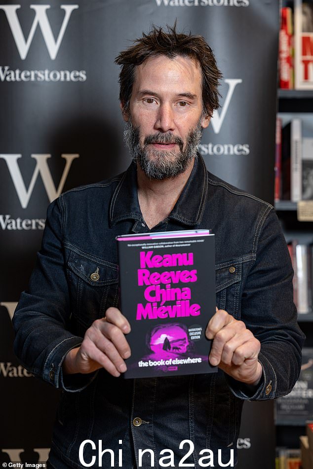 周一晚上,基努·里维斯在伦敦 Waterstones 的一次活动上签署了自己的新小说,看上去很自豪