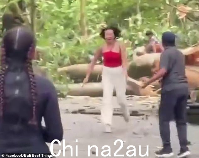 一名女子安然无恙(如图)乌布猴林保护区的一棵树倒下,造成两名外国游客死亡