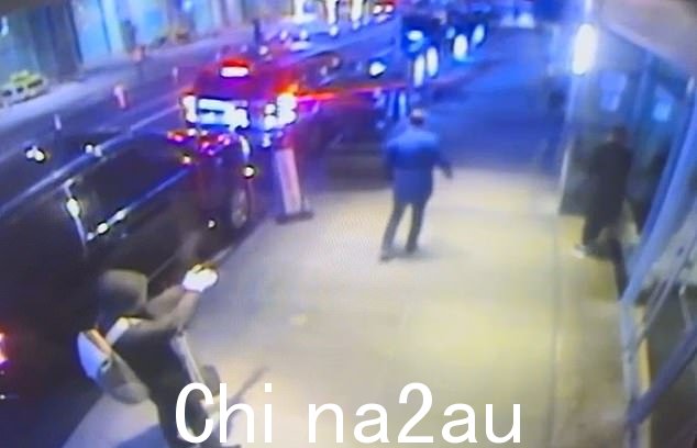 闭路电视录像显示,在汤普森先生准备参加酒店投资者会议之前,蒙面刺客射杀了他