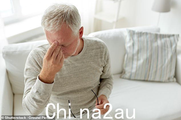 一项新的研究表明,医生应该怀疑那些抱怨疲倦的老年男性患有癌症。Stock image