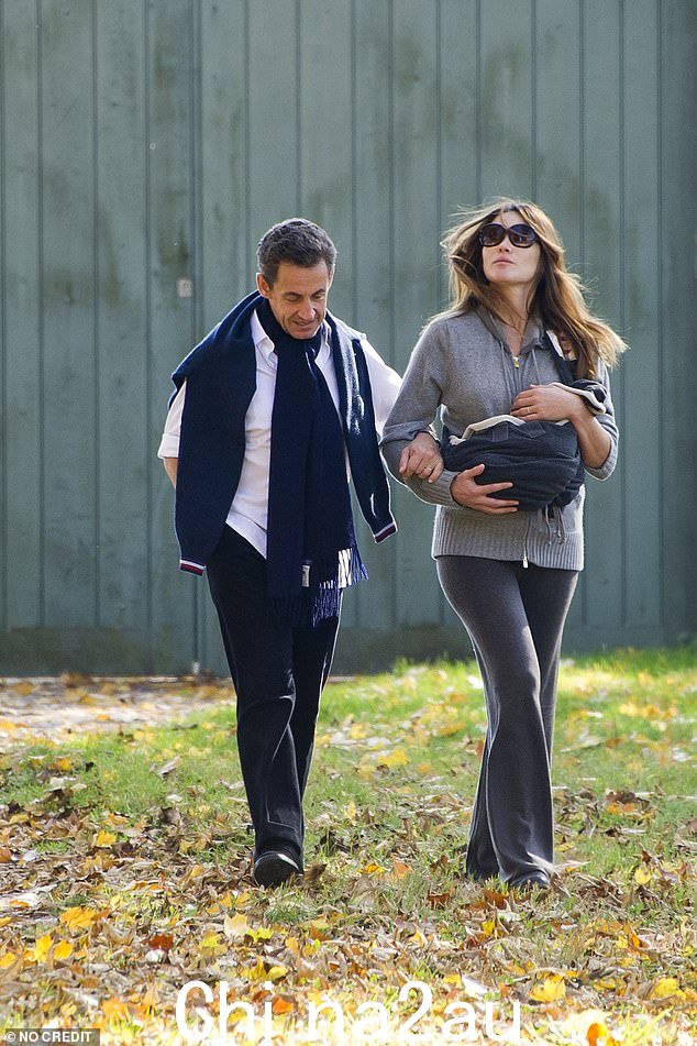 尼古拉·萨科齐和妻子2011 年,卡拉·萨科齐 (Carla Sarkozy) 与刚出生的朱莉娅 (Giulia) 一起散步