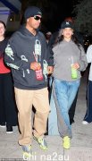 蕾哈娜 (Rihanna) 和 ASAP Rocky 在迈阿密外出时穿着宽松的造型