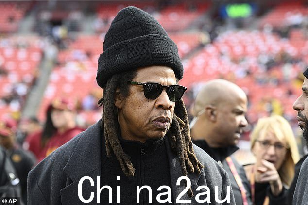 Jay-Z 于 11 月 24 日华盛顿指挥官队与达拉斯牛仔队之间的美式橄榄球比赛前在球场上