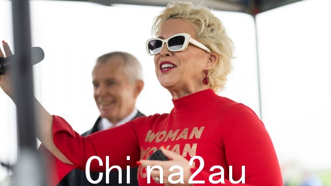澳大利亚堪培拉 - 3 月 23 日:反变性活动家 Kellie Jay-Keen 在堪培拉议会大厦举行集会 图片:NCA NewsWire / Martin Ollman