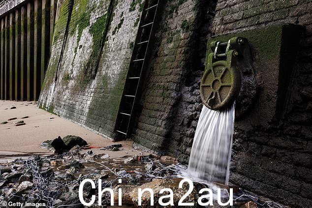 泰晤士水务公司承认其监管了 40% 2024 年上半年,污水污染事件增加至 359 起。图:溢流管将水排入泰晤士河