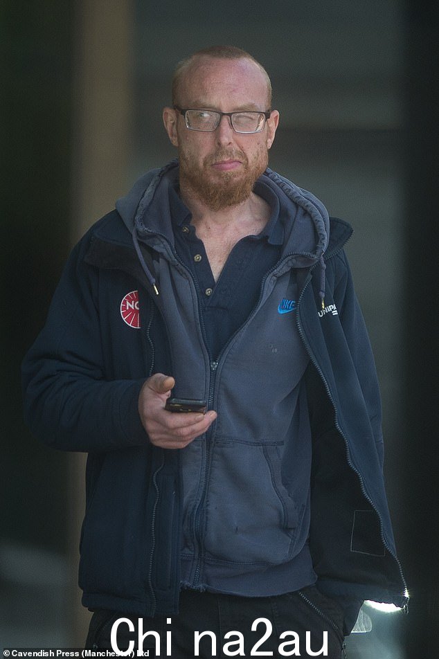 办公室清洁工斯科特·张伯伦(Scott Chamberlain)(法庭外照片)将一名男子污蔑为恋童癖,对另一名男子发表仇视同性恋的言论,并在向警方举报另一名男子的一个孩子惹事生非时,给第三名男子贴上“草男孩”的标签