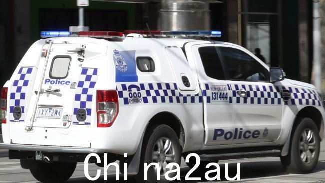 周二在墨尔本最富裕的郊区之一发生事件后,警方逮捕了两人,并正在追捕第三人。图片:NewsWire/David Crosling
