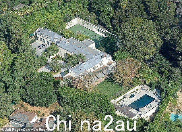 这对夫妇今年早些时候,她躲在她价值 2500 万美元的洛杉矶豪宅里