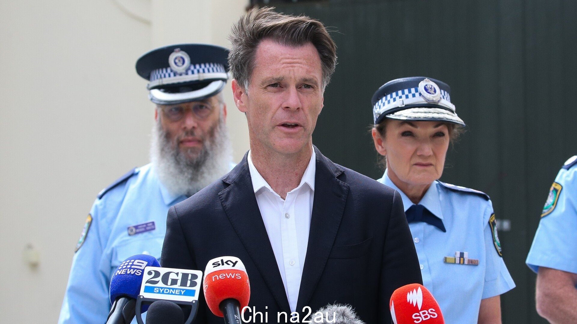 '仇恨犯罪' :新南威尔士州州长谴责悉尼东部的反犹太主义袭击“ fetchpriority =“high” /><p>对两名涉嫌在著名犹太社区第二次袭击房屋中喷漆反犹太诽谤罪的年轻人的大规模搜捕正在进行中。</p><p>新南威尔士州警察和消防救援人员接到通知周三凌晨 1 点左右,悉尼东部的 Woollahra,一辆汽车被点燃,房屋被涂鸦。</p><p>消防队员扑灭了严重损坏停放的一辆红色丰田卡罗拉的火焰警方表示,“两座建筑物”和一条人行道遭到破坏。</p><p>最近一次袭击发生在三周前,两名肇事者在几辆汽车和房屋后遭到了两名肇事者的袭击,他们已出庭受审。被损坏。</p><img class=