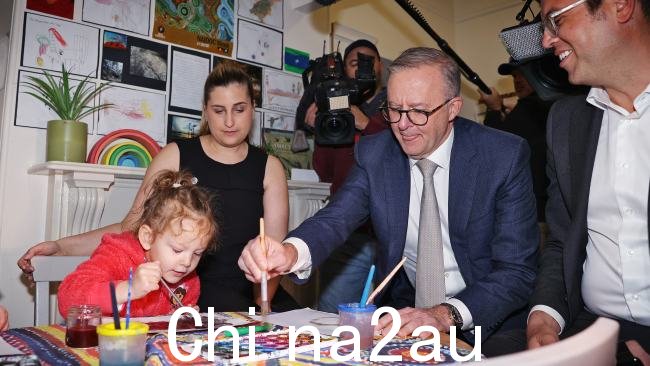 总理安东尼·艾博内斯 (Anthony Albanese) 承诺,如果他的政府在即将到来的联邦选举中重新掌权,他将向家长提供儿童保育补贴。图片:Sam Ruttyn