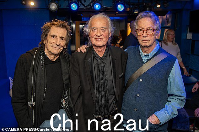 出席乡村音乐发布会的其他明星包括 Led Zeppelin 吉他手兼创始人 Jimmy Page,80 岁,以及滚石乐队贝斯吉他手 Ronnie Wood,77 岁(与 Eric Clapton 合影)
