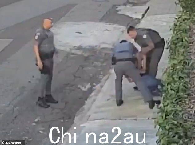 视频显示,警察在其中一名女子打了她一拳后将她逮捕。所有三名警官均已被解除巡逻职责