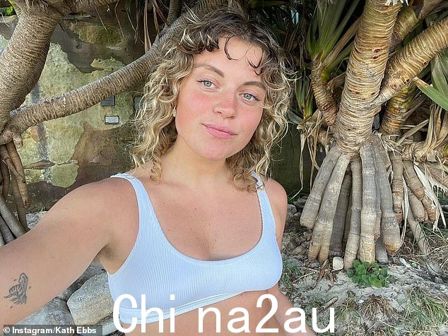 Abbie Chatfield 最好的朋友在 Instagram 上发布了几段文字来纪念“分手日”,她向可能正在经历分手的粉丝致敬
