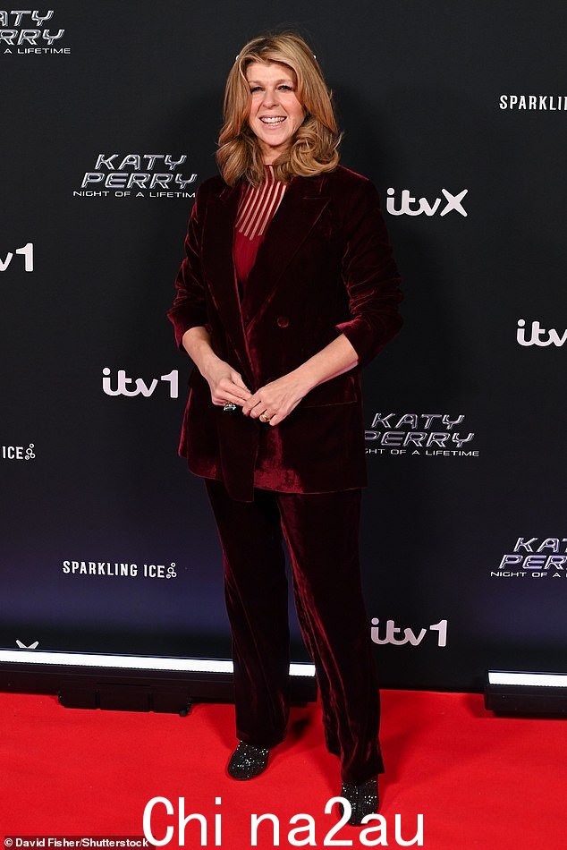 凯特·加拉威 (Kate Garraway) 身穿红色天鹅绒套装,搭配红色衬衫,营造出节日气氛