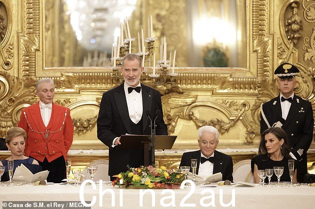 King 受到了一场令人惊叹的宴会的欢迎,看上去精神抖擞,他也在活动中发表了演讲