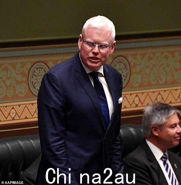 前新南威尔士州家庭,社区和残疾人服务部长加雷斯·沃德(Gareth Ward)(如图)在下班后穿着平角短裤出现在议会,并将自己锁在门外,随后他被道德委员会批准了“class=