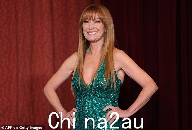 简·西摩 (Jane Seymour) 透露,她不得不撤离自己的家,因为面对席卷加州城市的毁灭性野火,她和马里布一线居民一起被迫逃离家园(如图上个月所示)