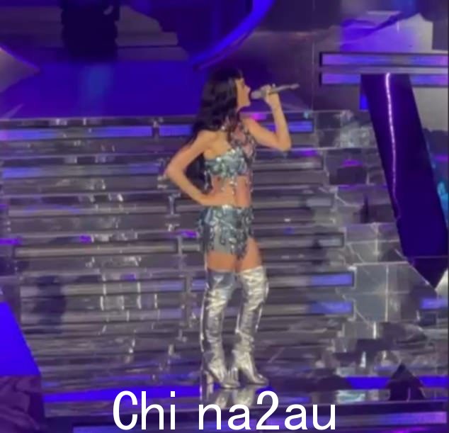 凯蒂·佩里 (Katy Perry) 周三在威斯敏斯特中央大厅举行的一生之夜音乐会上透露了自己是如何实现令人难以置信的身材的,她对自己的二头肌进行了权衡