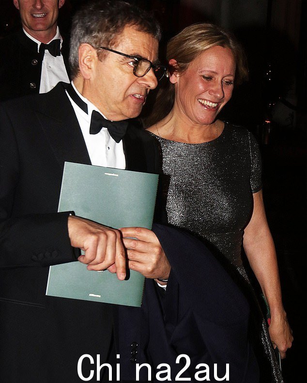 罗温·阿特金森 (Rowan Atkinson) 是出席活动的名人读者之一,后来被发现与 BBC 新闻播音员苏菲 (Sophie) 一起离开服务