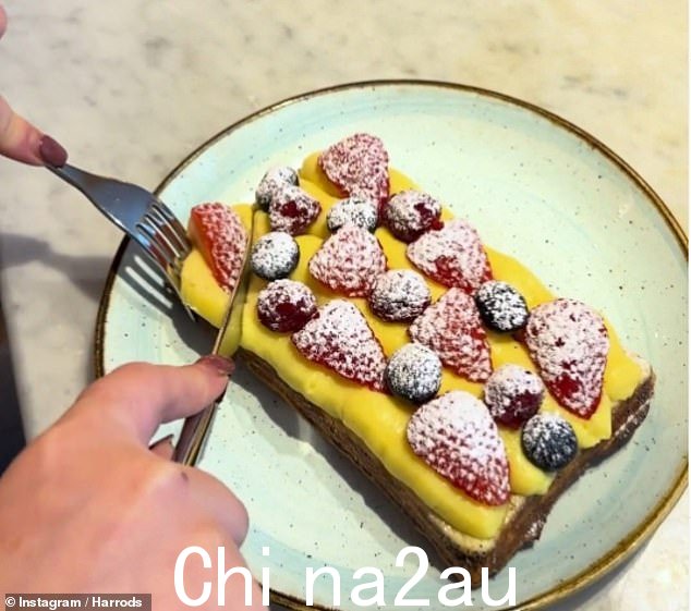 Harrods 的招牌浆果“braffle”(奶油蛋卷和华夫饼的混合体)在菜单上标价为 15.50 英镑,但如果购物者同意支付这两项额外费用,现在将花费 18.43 英镑