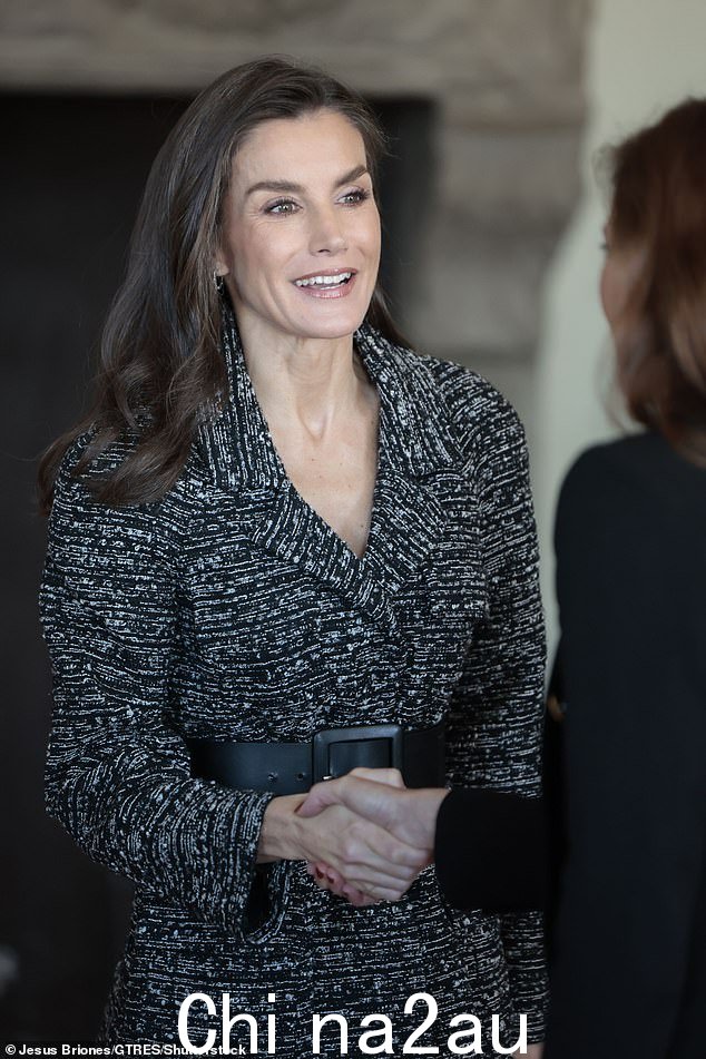 Letizia,分享两个孩子和 Felipe 穿着黑白珠圈图案的西装,搭配厚重的剪裁西装外套和膝盖以下的裙子,看起来很精致