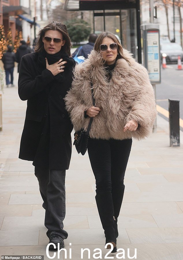 伊丽莎白·赫尔利 (Elizabeth Hurley) 和她长得很像的儿子达米安 (Damian) 周三在切尔西享受购物乐趣,身材时尚