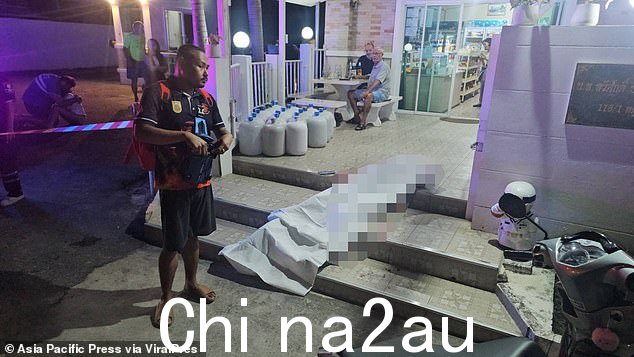 一名 14 岁澳大利亚裔泰国男孩在泰国一处住宅区外被另一名青少年从背后刺死(如图,现场青少年的尸体)