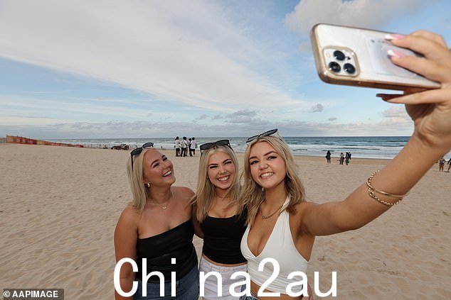 数以万计的澳大利亚人在住房危机期间逃离悉尼,涌入昆士兰州东南部(图为冲浪者天堂的学生)