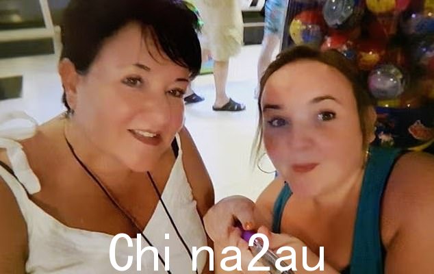 Shotter 女士的母亲 Cas Shotter Weetman 博士(左),一名 NHS 心脏病医生,将她的女儿(见右图)描述为“快乐的一束”” class=