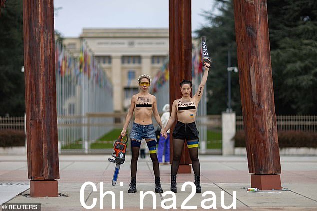 FEMEN 成员,其中一人拿着电锯,在瑞士日内瓦联合国欧洲总部外万国广场的“断椅”纪念碑下抗议