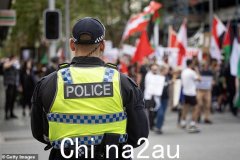 男子因涉嫌在墨尔本数千人参加的抗议活动中挥舞真主党旗帜而被指控