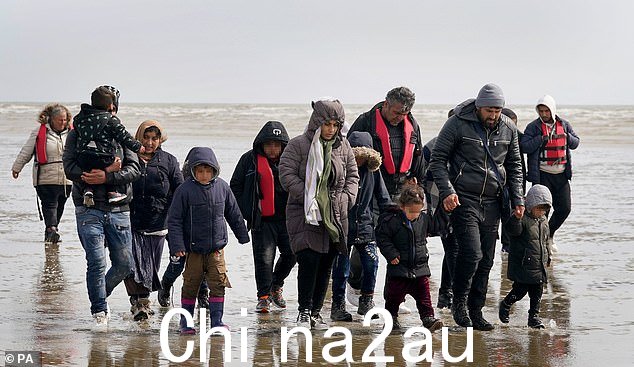 家庭办公室昨天公布的数据显示,周四有 609 名移民在接近冰冻的条件下抵达英国