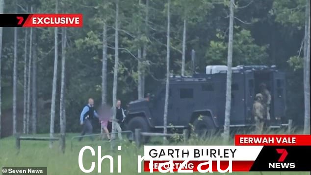 令人心碎一名八岁女孩从她所谓的绑架者父亲手中被救出后,紧紧握住侦探的手的那一刻已经被曝光