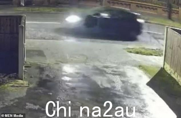 一名妇女被袭击并被拖回她逃离的汽车中(图为警方发布的两张闭路电视静态图像之一)
